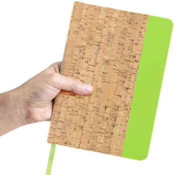 Libreta recubierta en corcho.
